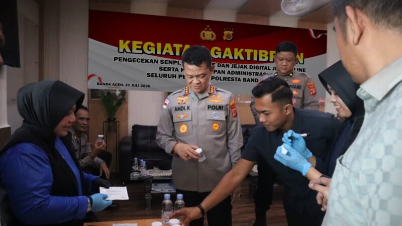 Petugas Sie Propam mendampingi proses tes urine secara acak bagi personel Polresta Banda Aceh usai apel pagi di Mapolresta Banda Aceh, Selasa (21/7/2026).