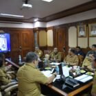 Wakil Gubernur Aceh didampingi para kepala SKPA terkait mengikuti Rapat Koordinasi Nasional Percepatan Pembangunan Hunian Tetap (Huntap) secara virtual dari Kantor Gubernur Aceh, Banda Aceh, Selasa (21/7/2026).