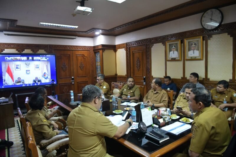 Wakil Gubernur Aceh didampingi para kepala SKPA terkait mengikuti Rapat Koordinasi Nasional Percepatan Pembangunan Hunian Tetap (Huntap) secara virtual dari Kantor Gubernur Aceh, Banda Aceh, Selasa (21/7/2026).