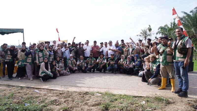 Sekretaris Daerah (Sekda) Aceh, M. Nasir Syamaun, mewakili Gubernur Aceh meresmikan gerakan tanam padi perdana di lahan sawah pascabencana hidrometeorologi di Desa Bukit Panjang, Karang Baru, Aceh Tamiang. 