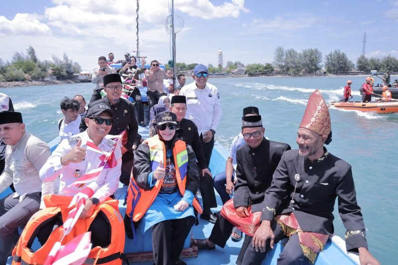 Wali Kota Banda Aceh Illiza Sa’aduddin Djamal membuka Festival Kenduri Laot dan Kenduri Anak Nelayan Aceh di Dermaga Panglima Laot Lhok Kuala Cangkoi, Ulee Lheue, Rabu 22 Juli 2026.