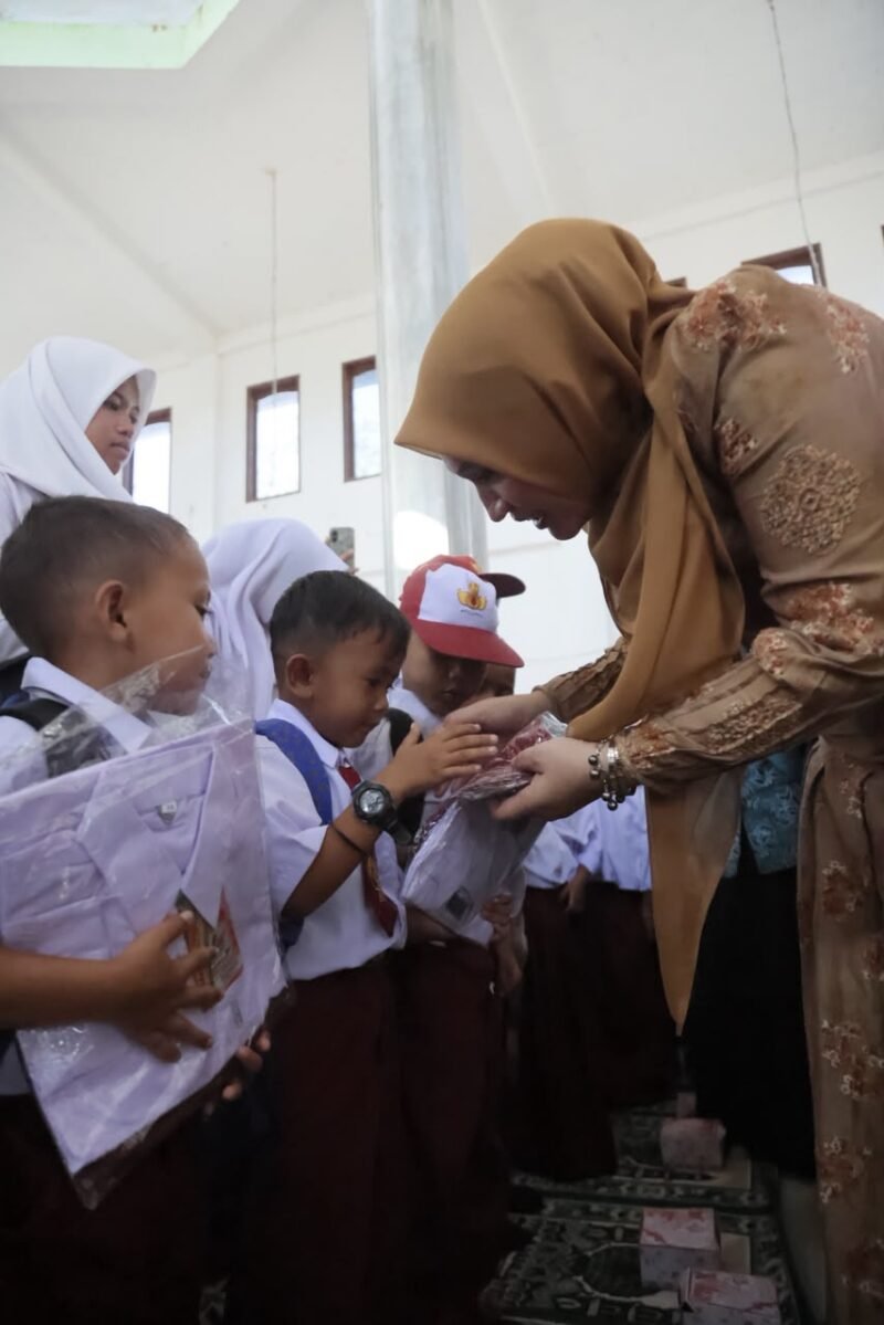Ketua TP PKK Aceh, Marlina Muzakir (Kak Na), secara simbolis menyerahkan bantuan seragam sekolah kepada salah seorang siswa korban banjir bandang di Masjid Baitul Hamdi, Desa Pantan Nangka, Kecamatan Linge, Aceh Tengah, Rabu (22/7/2026).