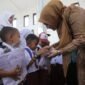 Ketua TP PKK Aceh, Marlina Muzakir (Kak Na), secara simbolis menyerahkan bantuan seragam sekolah kepada salah seorang siswa korban banjir bandang di Masjid Baitul Hamdi, Desa Pantan Nangka, Kecamatan Linge, Aceh Tengah, Rabu (22/7/2026).