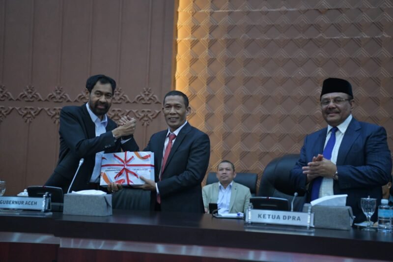 Gubernur Aceh, Muzakir Manaf, menyampaikan Rancangan Qanun tentang Pertanggungjawaban Pelaksanaan APBA TA 2025 dalam Rapat Paripurna DPRA di Banda Aceh, Rabu (22/7/2026).