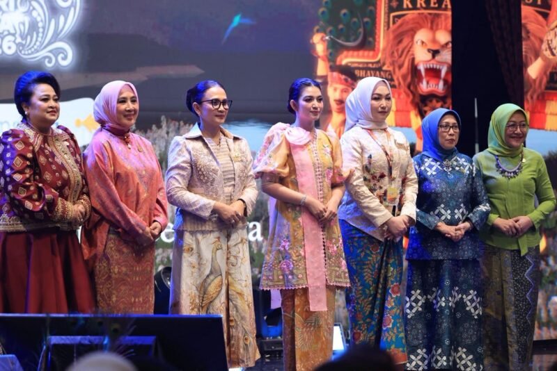 Ketua Umum Seruni Kabinet Merah Putih, Selvi Gibran Rakabuming (tengah), didampingi Ketua Umum Bhayangkari Ny. Juliati Sigit Prabowo, secara resmi membuka Bazar Kreasi Bhayangkari Nusantara (KBN) 2026 di Jakarta Convention Center (JCC), Jakarta, Rabu (22/7/2026).