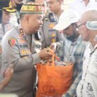 Kapolda Aceh, Irjen Pol. Ruddi Setiawan, secara simbolis menyerahkan bantuan sosial berupa sembako kepada warga terdampak bencana alam di Balai Pertemuan Kantor Camat Peusangan, Bireuen, Rabu (22/7/2026).