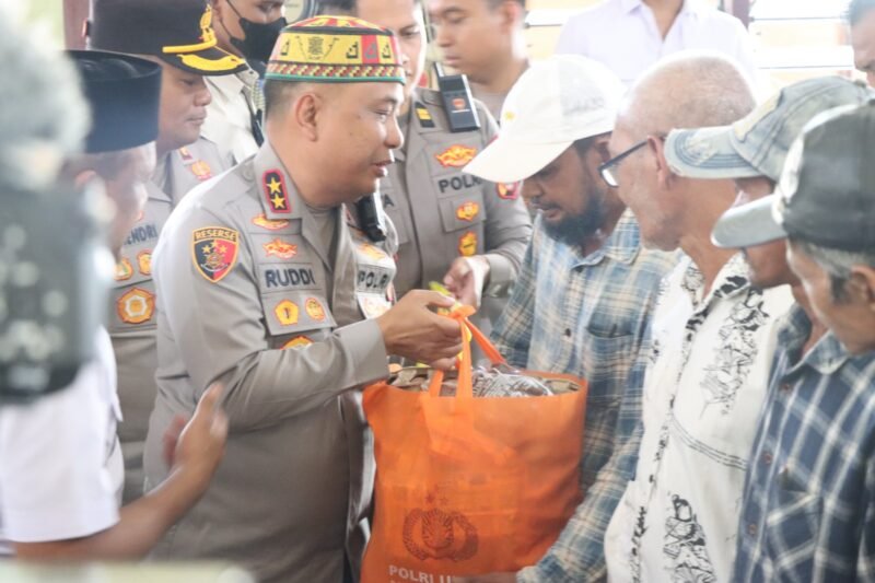 Kapolda Aceh, Irjen Pol. Ruddi Setiawan, secara simbolis menyerahkan bantuan sosial berupa sembako kepada warga terdampak bencana alam di Balai Pertemuan Kantor Camat Peusangan, Bireuen, Rabu (22/7/2026).