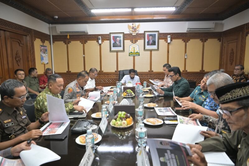 Gubernur Aceh Muzakir Manaf (Mualem) menyampaikan pandangan terkait penanganan pertambangan ilegal, Karhutla, hingga illegal logging dalam Rapat Forkopimda Aceh yang berlangsung di Kantor Gubernur Aceh, Banda Aceh, Kamis (23/7/2026).