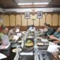 ​Gubernur Aceh Muzakir Manaf (Mualem) menyampaikan pandangan terkait penanganan pertambangan ilegal, Karhutla, hingga illegal logging dalam Rapat Forkopimda Aceh yang berlangsung di Kantor Gubernur Aceh, Banda Aceh, Kamis (23/7/2026).