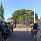 Peserta memadati Kompleks Makam Sultan Iskandar Muda saat mengikuti pembacaan 21 Wasiat Sultan (Aceh Code) pada peringatan Haul Kesultanan Aceh Darussalam ke-519 di Banda Aceh, Kamis (23/7/2026).