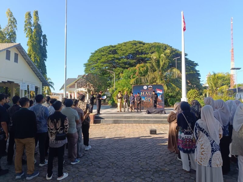 Peserta memadati Kompleks Makam Sultan Iskandar Muda saat mengikuti pembacaan 21 Wasiat Sultan (Aceh Code) pada peringatan Haul Kesultanan Aceh Darussalam ke-519 di Banda Aceh, Kamis (23/7/2026).