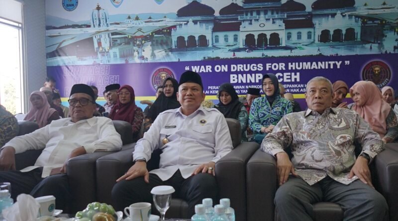 Wakapolda Aceh Brigjen Pol. Ari Wahyu Widodo bersama Kepala BNNP Aceh Brigjen Pol. Dr. Dedy Tabrani dan unsur Forkopimda saat menghadiri peringatan Hari Anti Narkotika Internasional (HANI) Tahun 2026 di Aula Kantor BNNP Aceh, Banda Aceh, Kamis (23/7/2026).