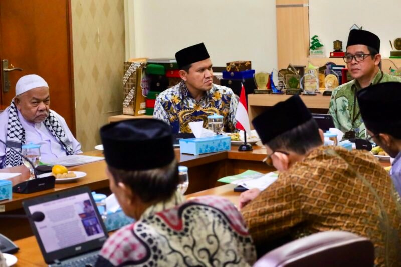 Delegasi Pemprov Aceh dan para ulama saat menggelar pertemuan dengan jajaran Badan Wakaf Indonesia (BWI) Pusat di Jakarta, Kamis (23/7/2026).