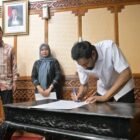 Gubernur Aceh Muzakir Manaf didampingi Sekda Aceh M Nasir Syamaun saat mendengarkan masukan dari unsur Forkopimda dalam Rapat Penanganan Karhutla di Kantor Gubernur Aceh, Banda Aceh, Kamis (23/7/2026).