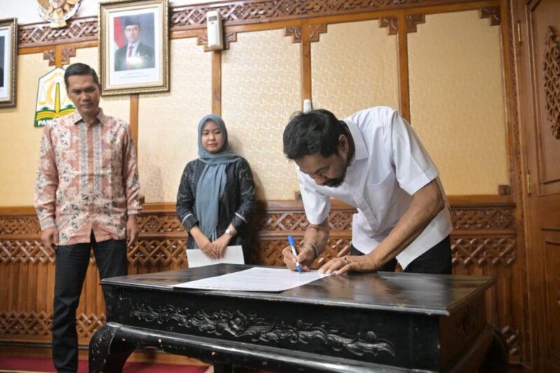Gubernur Aceh Muzakir Manaf didampingi Sekda Aceh M Nasir Syamaun saat mendengarkan masukan dari unsur Forkopimda dalam Rapat Penanganan Karhutla di Kantor Gubernur Aceh, Banda Aceh, Kamis (23/7/2026).