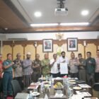Gubernur Aceh, Muzakir Manaf (Mualem), memimpin Rapat Forum Koordinasi Pimpinan Daerah (Forkopimda) Aceh di ruang rapat Gubernur Aceh, Banda Aceh, Kamis (23/7/2026).