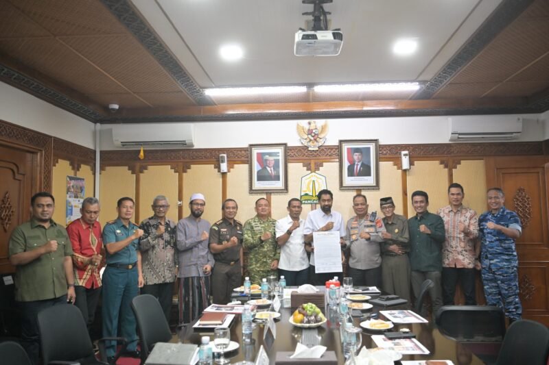 Gubernur Aceh, Muzakir Manaf (Mualem), memimpin Rapat Forum Koordinasi Pimpinan Daerah (Forkopimda) Aceh di ruang rapat Gubernur Aceh, Banda Aceh, Kamis (23/7/2026).