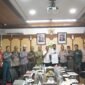 Gubernur Aceh, Muzakir Manaf (Mualem), memimpin Rapat Forum Koordinasi Pimpinan Daerah (Forkopimda) Aceh di ruang rapat Gubernur Aceh, Banda Aceh, Kamis (23/7/2026).