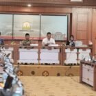 Sekretaris Daerah (Sekda) Aceh M. Nasir Syamaun memaparkan progres rehabilitasi dan rekonstruksi pascabencana hidrometeorologi dalam Rapat Koordinasi di Gedung Serbaguna Setda Aceh, Banda Aceh, Jumat (24/7/2026).