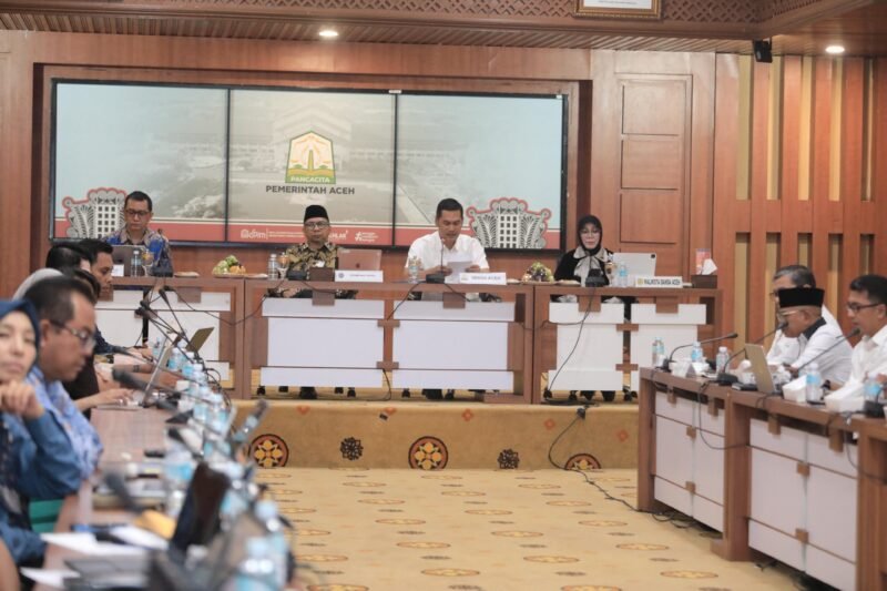 Sekretaris Daerah (Sekda) Aceh M. Nasir Syamaun memaparkan progres rehabilitasi dan rekonstruksi pascabencana hidrometeorologi dalam Rapat Koordinasi di Gedung Serbaguna Setda Aceh, Banda Aceh, Jumat (24/7/2026).