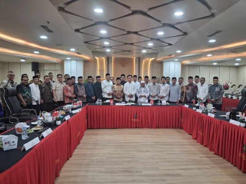 Wakil Gubernur Aceh H. Fadhlullah, SE (kiri) bersama Asisten I Setda Aceh Drs. Syakir, M.Si, dan Imam Besar Masjid Raya Baiturrahman Tgk. H. Muhammad Ali (Abu Paya Pasi) saat melakukan audiensi dengan Menko Kumham Imipas Yusril Ihza Mahendra di Jakarta, Jumat (24/7/2026).