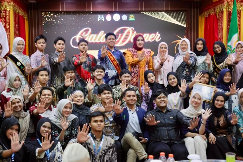 Ketua TP PKK Aceh, Marlina Muzakir (Kak Na), saat memberikan arahan dan dialog bersama Forum Aneuk Tanoh Rencong di Meuligoe Gubernur Aceh, Banda Aceh, Jumat (24/7/2026) malam.