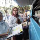 Ketua TP PKK Aceh Marlina Muzakir mengajak anak-anak Aceh melestarikan permainan tradisional sebagai warisan Indatu saat mengunjungi salah satu booth kegiatan Puncak Hari Anak Nasional 2026 di Kompleks Stadion Harapan Bangsa, Banda Aceh, Sabtu (25/7/2026).