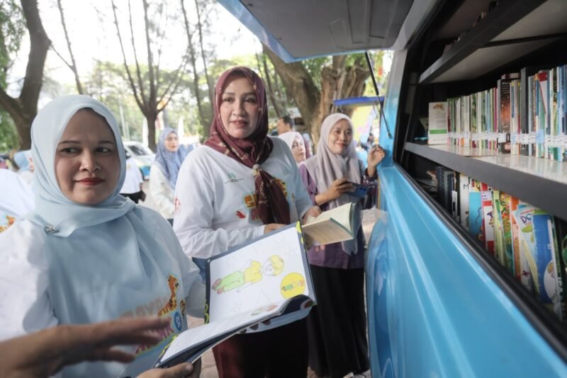 Ketua TP PKK Aceh Marlina Muzakir mengajak anak-anak Aceh melestarikan permainan tradisional sebagai warisan Indatu saat mengunjungi salah satu booth kegiatan Puncak Hari Anak Nasional 2026 di Kompleks Stadion Harapan Bangsa, Banda Aceh, Sabtu (25/7/2026).