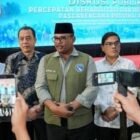 Kepala Pos Komando Wilayah Satgas Percepatan Rehabilitasi dan Rekonstruksi Aceh, Safrizal ZA, memaparkan peta pemulihan bencana banjir dan longsor dalam Diskusi Publik bersama Rektor PTN dan PTS se-Aceh di Gedung AAC Dayan Dawood Universitas Syiah Kuala (USK), Banda Aceh, Jumat (24/7/2026).