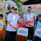 Asisten III Sekretariat Daerah Kabupaten Aceh Besar, Abdullah, S.Sos, menyerahkan hadiah pada pemenan lomba tarek situek saat membuka festival permainan tradisional yang dilaksanakan di Lapangan Desa Lubok Sukon Ingin Jaya, Sabtu (25/7/2026).