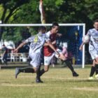 Aksi saling berebut bola antara pemain tim Kodim Aceh Jaya dan Kodim Nagan Raya dalam laga Piala Pangdam IM Cup 2026 di Lapangan Blang Padang, Banda Aceh, Minggu (26/7/2026). Kodim Aceh Jaya berhasil menang dengan skor tipis 1-0.