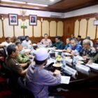 Gubernur Aceh Muzakir Manaf (Mualem) memimpin rapat koordinasi penanganan pascabencana hidrometeorologi Aceh. Pemerintah Aceh tengah bersiap menentukan kelanjutan status dari Transisi Darurat menuju Pemulihan Pascabencana yang akan berakhir pada 30 Juli 2026.