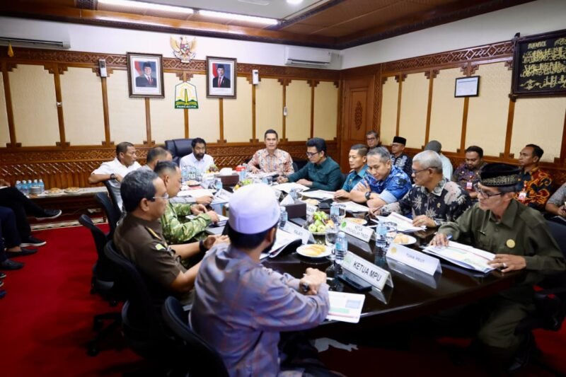 Gubernur Aceh Muzakir Manaf (Mualem) memimpin rapat koordinasi penanganan pascabencana hidrometeorologi Aceh. Pemerintah Aceh tengah bersiap menentukan kelanjutan status dari Transisi Darurat menuju Pemulihan Pascabencana yang akan berakhir pada 30 Juli 2026.