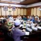 Gubernur Aceh Muzakir Manaf (Mualem) memimpin rapat koordinasi penanganan pascabencana hidrometeorologi Aceh. Pemerintah Aceh tengah bersiap menentukan kelanjutan status dari Transisi Darurat menuju Pemulihan Pascabencana yang akan berakhir pada 30 Juli 2026.