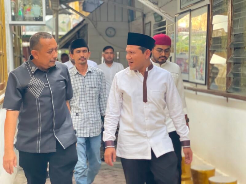 Wakil Gubernur Aceh, Fadhlullah (Dek Fadh), bersama Pimpinan Redaksi Harian Serambi Indonesia, Zainal Arifin M. Nur, saat menghadiri takziah dan doa bersama (seunujoh) almarhumah Hj. Nurasyiah binti Kasem di Desa Masjid Aree, Kecamatan Delima, Pidie, Minggu (26/7/2026).