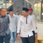 Wakil Gubernur Aceh, Fadhlullah (Dek Fadh), bersama Pimpinan Redaksi Harian Serambi Indonesia, Zainal Arifin M. Nur, saat menghadiri takziah dan doa bersama (seunujoh) almarhumah Hj. Nurasyiah binti Kasem di Desa Masjid Aree, Kecamatan Delima, Pidie, Minggu (26/7/2026).