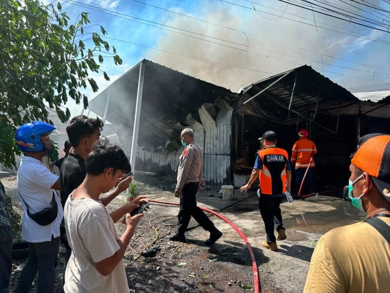 Tim Inafis Satreskrim Polresta Banda Aceh melakukan olah Tempat Kejadian Perkara (TKP) di lokasi kebakaran Jalan Teuku Umar, Gampong Lamteumen Timur, Kecamatan Jaya Baru, Banda Aceh, Minggu (26/7/2026). Kebakaran yang menghanguskan dua ruko, satu rumah kos, dan warkop tersebut diduga dipicu korsleting listrik.