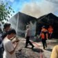 Tim Inafis Satreskrim Polresta Banda Aceh melakukan olah Tempat Kejadian Perkara (TKP) di lokasi kebakaran Jalan Teuku Umar, Gampong Lamteumen Timur, Kecamatan Jaya Baru, Banda Aceh, Minggu (26/7/2026). Kebakaran yang menghanguskan dua ruko, satu rumah kos, dan warkop tersebut diduga dipicu korsleting listrik.