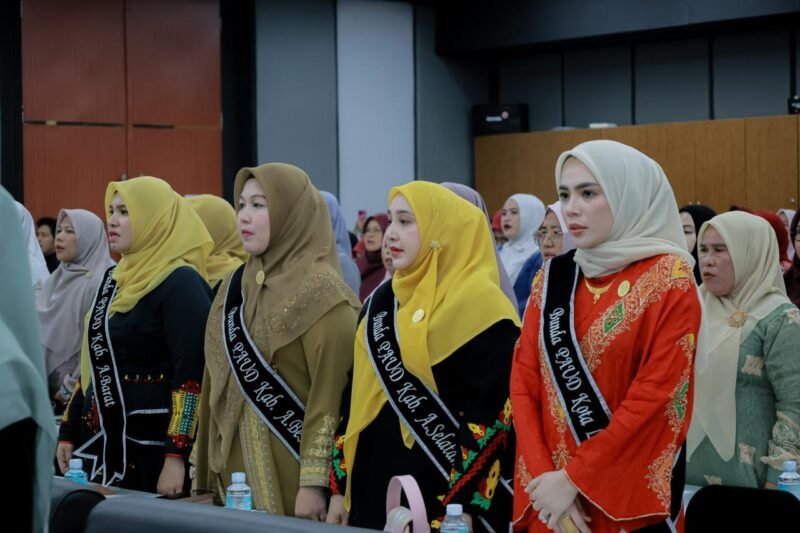 Bunda PAUD Aceh Besar Hj. Rita Mayasari menghadirii kegiatan Penguatan Pokja Bunda PAUD Kabupaten/Kota yang diselenggarakan Dinas Pendidikan Aceh di Hotel Rasamala, Banda Aceh, Senin (27/7/2026) malam.
