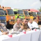 Puluhan armada kendaraan roda empat hingga truk tronton yang digunakan dalam kasus penyalahgunaan BBM ilegal dihadirkan saat konferensi pers Polda Sumatera Selatan di UPPKB Kertapati, Palembang, Senin (27/7/2026).