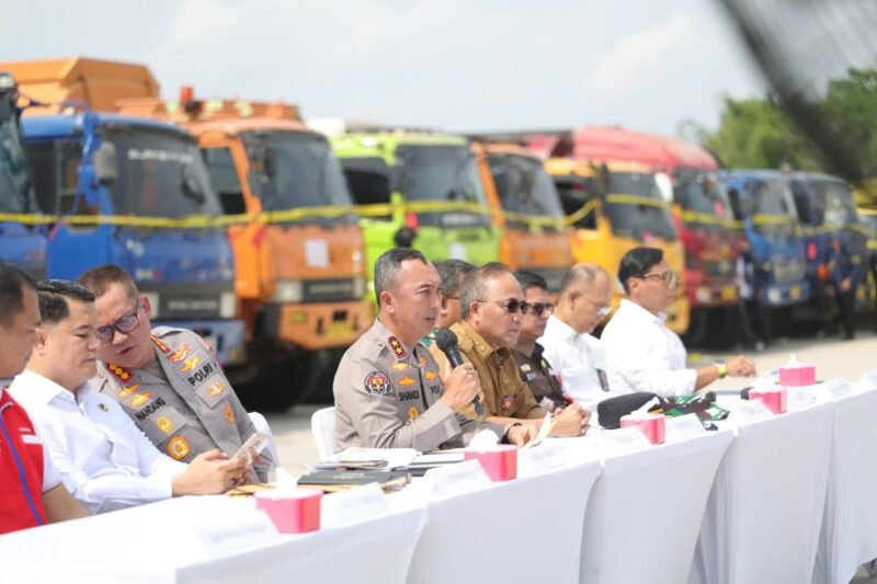 Puluhan armada kendaraan roda empat hingga truk tronton yang digunakan dalam kasus penyalahgunaan BBM ilegal dihadirkan saat konferensi pers Polda Sumatera Selatan di UPPKB Kertapati, Palembang, Senin (27/7/2026).