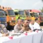 Puluhan armada kendaraan roda empat hingga truk tronton yang digunakan dalam kasus penyalahgunaan BBM ilegal dihadirkan saat konferensi pers Polda Sumatera Selatan di UPPKB Kertapati, Palembang, Senin (27/7/2026).
