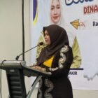 Ketua Pokja Bunda PAUD Aceh, Mukarramah Fadhlullah, memberikan arahan dalam Kegiatan Penguatan Pokja Bunda PAUD Kabupaten/Kota Tahun 2026 yang berlangsung di Hotel Rasamala, Banda Aceh, Senin (27/7/2026) malam.