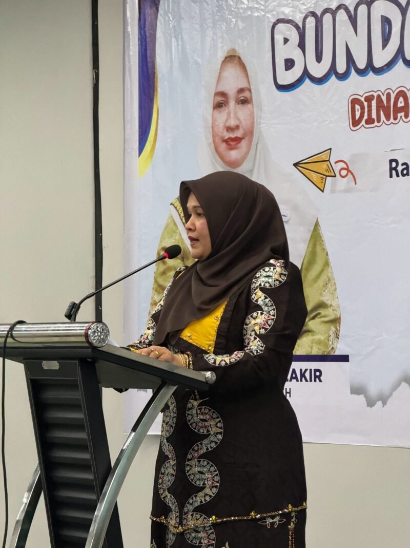Ketua Pokja Bunda PAUD Aceh, Mukarramah Fadhlullah, memberikan arahan dalam Kegiatan Penguatan Pokja Bunda PAUD Kabupaten/Kota Tahun 2026 yang berlangsung di Hotel Rasamala, Banda Aceh, Senin (27/7/2026) malam.