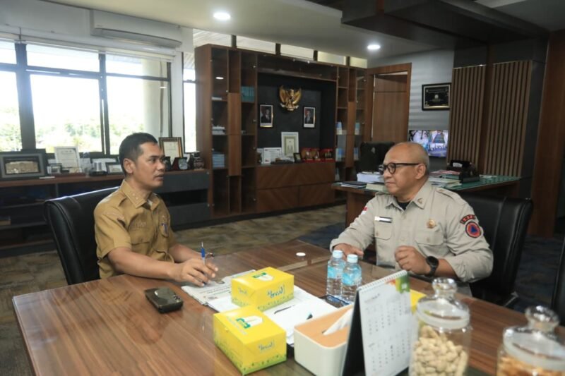 Sekda Aceh M. Nasir Syamaun saat menyerahkan/membahas usulan rekonstruksi empat jembatan gantung yang rusak akibat banjir kepada Unsur Pengarah BNPB Prof. Dr. Ir. Muhammad Dirhamsyah di Banda Aceh, Selasa (28/7/2026).