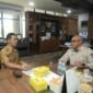 Sekda Aceh M. Nasir Syamaun saat menyerahkan/membahas usulan rekonstruksi empat jembatan gantung yang rusak akibat banjir kepada Unsur Pengarah BNPB Prof. Dr. Ir. Muhammad Dirhamsyah di Banda Aceh, Selasa (28/7/2026).