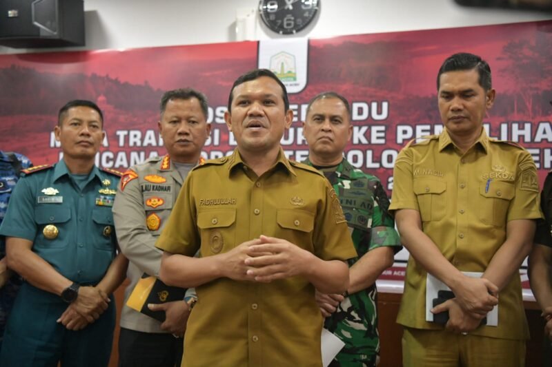 Wakil Gubernur Aceh, Fadhullah (Dek Fadh), memimpin Rapat Koordinasi Pengakhiran Masa Transisi Darurat Bencana Hidrometeorologi di Ruang Rapat Potda, Kantor Gubernur Aceh, Banda Aceh, Selasa (28/7/2026).