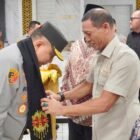 Kapolda Aceh Irjen Pol. Ruddi Setiawan, S.I.K., S.H., M.H., berfoto bersama Ketua DPRA Zulfadhli beserta jajaran pimpinan dan fraksi DPRA saat melakukan kunjungan silaturahmi di Ruang Kerja Ketua DPRA, Banda Aceh, Selasa (28/7/2026).