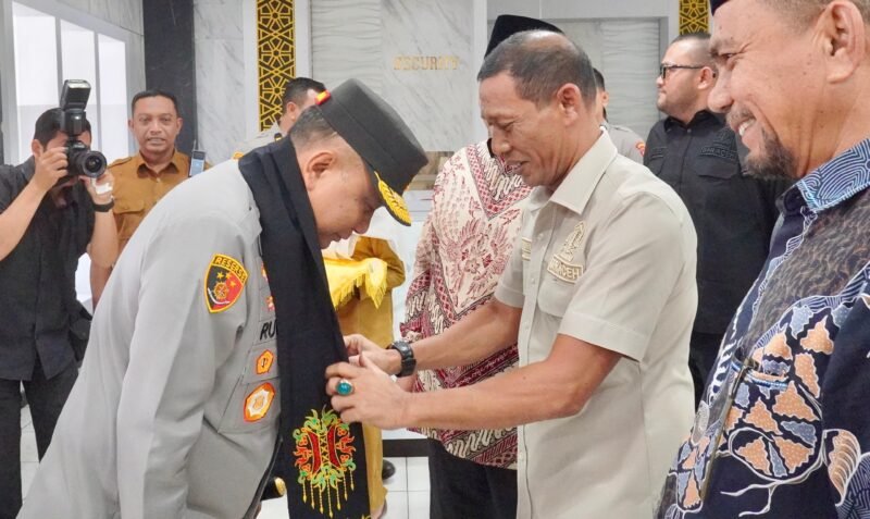 Kapolda Aceh Irjen Pol. Ruddi Setiawan, S.I.K., S.H., M.H., berfoto bersama Ketua DPRA Zulfadhli beserta jajaran pimpinan dan fraksi DPRA saat melakukan kunjungan silaturahmi di Ruang Kerja Ketua DPRA, Banda Aceh, Selasa (28/7/2026).