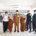 Asisten III Sekdakab Aceh Besar Abdullah S.Sos, foto bersama usai menyerahkan paket makanan tambahan dukungan Bank Aceh Syariah Kota Jantho, kepada pasien Terapi Pengobatan Tuberkulosis (TBC) di Puskesmas Kota Jantho, Selasa (28/07/2026). FOTO/MC ACEH BESAR